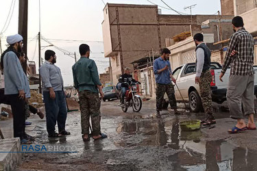 امداد رسانی طلاب در مناطق دچار آبگرفتگی در اهواز