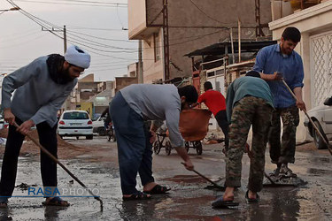 امداد رسانی طلاب در مناطق دچار آبگرفتگی در اهواز