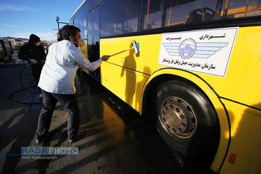 حضور جهادی طلاب در ضدعفونی اتوبوس های شهری بیرجند