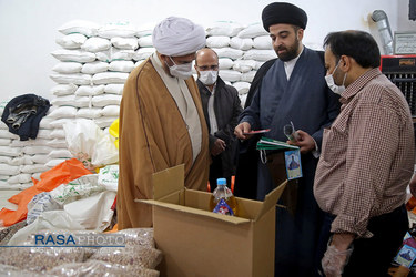 بسته بندی و توزیع ۱۵۰۰ بسته اقلام غذایی و بهداشتی در میان نیازمندان قم