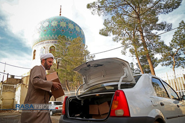 بسته بندی و توزیع ۱۵۰۰ بسته اقلام غذایی و بهداشتی در میان نیازمندان قم