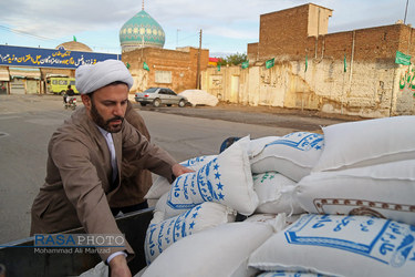 بسته بندی و توزیع ۱۵۰۰ بسته اقلام غذایی و بهداشتی در میان نیازمندان قم