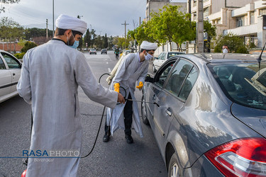 ضد عفونی خودرو‌ها توسط طلاب و دانشجویان در شیراز