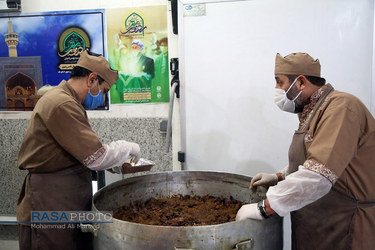 طبخ و توزیع غذای متبرک حرم مطهر امام رضا (علیه السلام) بین بیماران کرونایی در قم