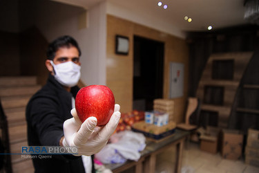 هیئتی‌ها در میدان مبارزه با کرونا | بسته بندی و توزیع مواد غذایی و بهداشتی برای خانواده های نیازمندان مبتلا به کرونا توسط هیئت کف العباس (ع) قم