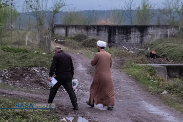 بسته بندی و توزیع مواد غذایی در میان نیازمندان توسط طلاب جهادی گیلان