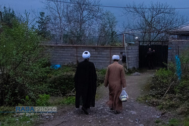 بسته بندی و توزیع مواد غذایی در میان نیازمندان توسط طلاب جهادی گیلان