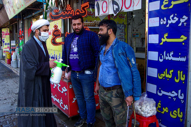 ضدعفونی معابر مشهد توسط تعدادی از طلاب و جوانان بسیجی