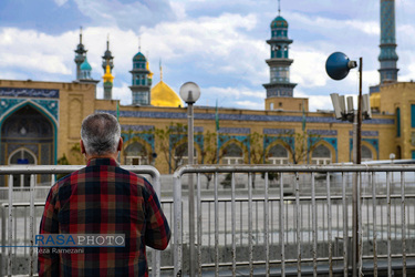 در‌های حرم مطهر حضرت معصومه (سلام الله علیها) از ۲۶ اسفند ۱۳۹۸ به روی زائران بسته شد. اکنون شاهد جلوه‌های زیبای کمتر دیده شده، از ابراز ارادت به محبان خاندان پیامبر هستیم.