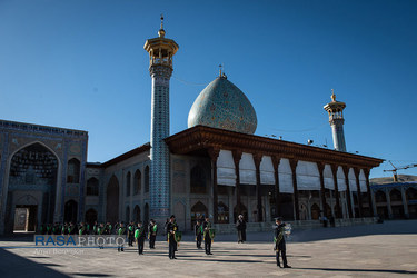 تعویض پرچم حرم مطهر حضرت احمد بن موسی در روز ولادت امام حسن مجتبی (علیه اسلام)