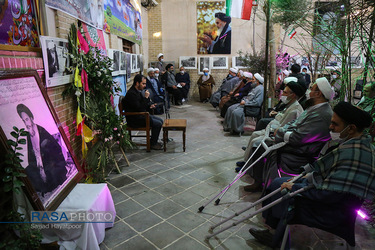حضور تعدادی از طلاب جانباز در بیت امام راحل (ره)