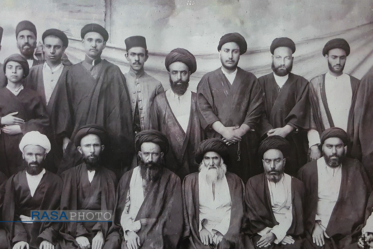 عکس حضرت آیت الله سید ابوالحسن اصفهانی در جمع تعدادی از طلاب