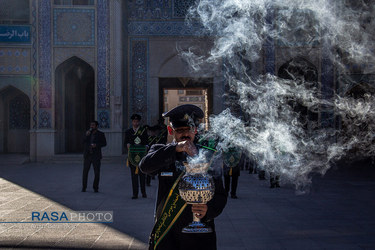 تعویض پرچم حرم مطهر حضرت احمد بن موسی در روز ولادت امام حسن مجتبی (علیه اسلام)