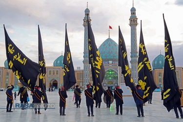 تعویض پرچم مسجد مقدس جمکران در آستانه ماه محرم