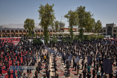 عزاداری و نماز جماعت ظهر عاشورا در حرم حضرت احمدبن موسی الکاظم (ع)