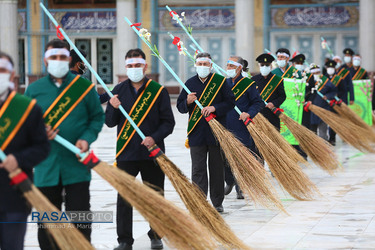 آئین جاروکشی خادمان مسجد مقدس جمکران در آستانه نیمه شعبان