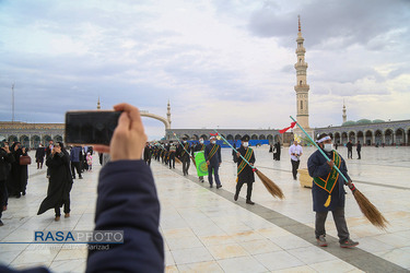 آئین جاروکشی خادمان مسجد مقدس جمکران در آستانه نیمه شعبان