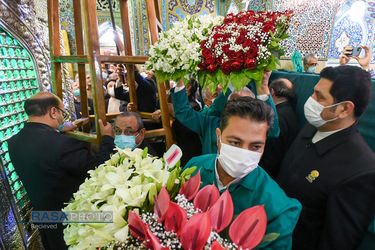 گل‌آرایی ضریح مطهر روضوی ویژه ولادت حضرت امام رضا (علیه السلام)