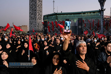 وداع با پیکر شهدا مدافع حرم در میدان امام حسین (ع) تهران