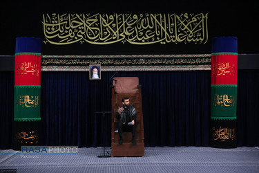 عزاداری شب تاسوعای حسینی با حضور رهبر انقلاب در حسینیه امام خمینی (ره)