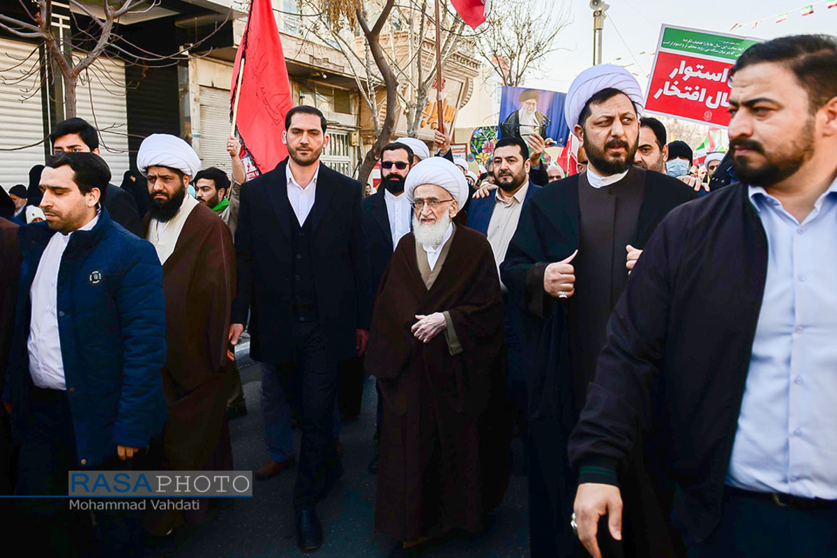 حضور حضرت آیت الله نوری همدانی در راهپیمایی ۲۲ بهمن ۱۴۰۱ - طریق اگر طریق الی الله باشد، یوم اگر یوم الله باشد، دیگر نه جایگاه علمی و معنوی و نه شمار سال‌های سن، هیچ کدام نمی‌تواند راه عالمان وارسته را بسمت تقرب الی الله ببندد.