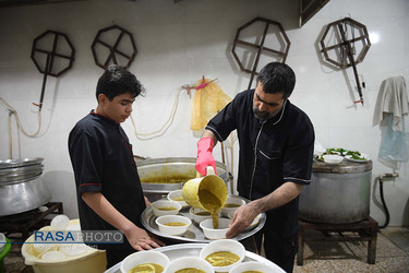 سفره پر برکت افطاری ساده در مسجد مدنی قم