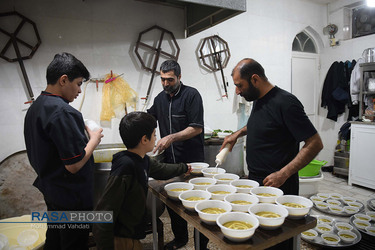 سفره پر برکت افطاری ساده در مسجد مدنی قم