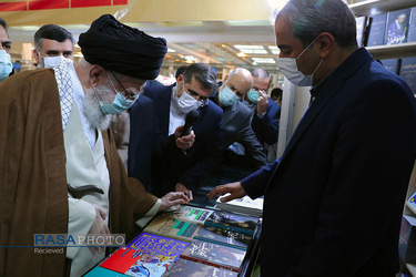 بازدید مقام معظم رهبری از سی و‌‌ چهارمین نمایشگاه بین‌المللی کتاب تهران