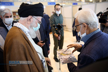 بازدید مقام معظم رهبری از سی و‌‌ چهارمین نمایشگاه بین‌المللی کتاب تهران