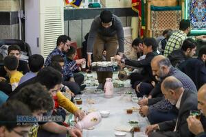 سنت حسنه اطعام روزه‌داران با سفره افطاری ساده در مسجد