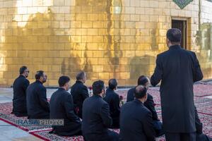 آیین تعویض پرچم گنبد منور رضوی در روز میلاد امام رئوف (ع)