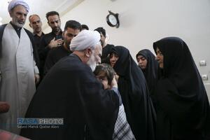 حضور آیت الله محمدی عراقی در منزل سردار شهید اسماعیل شاکری