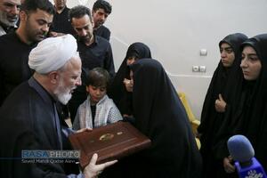 حضور آیت الله محمدی عراقی در منزل سردار شهید اسماعیل شاکری