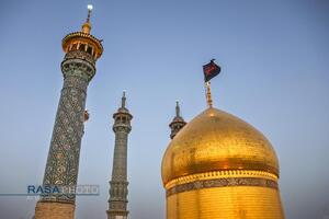 تعویض پرچم گنبد مطهر حرم حضرت معصومه (س) در آغاز ماه محرم
