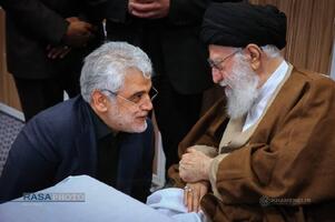 تصویری از گفت‌وگوی شهید دکتر محمدمهدی طهرانچی، فیزیکدان و از دانشمندان هسته‌ای و رئیس فقید دانشگاه آزاد اسلامی با رهبر معظم انقلاب
