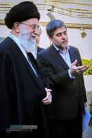 تصویری از دیدار و گفت‌وگوی شهید دکتر فریدون عباسی دوانی، از دانشمندان هسته‌ای و رئیس اسبق سازمان انرژی اتمی ایران با رهبر معظم انقلاب