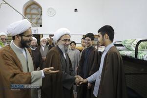 حضور آیت الله مروی در حجرات و گفتگوی صمیمی با طلاب در جریان بازدید از مدرسه علمیه جهانگیرخان قم