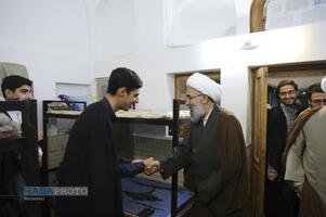 حضور آیت الله مروی در حجرات و گفتگوی صمیمی با طلاب در جریان بازدید از مدرسه علمیه جهانگیرخان قم