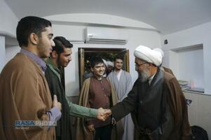 حضور آیت الله مروی در حجرات و گفتگوی صمیمی با طلاب در جریان بازدید از مدرسه علمیه جهانگیرخان قم