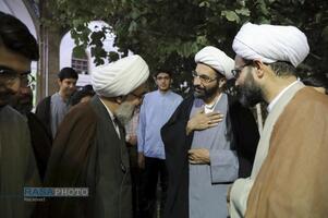 حضور آیت الله مروی در حجرات و گفتگوی صمیمی با طلاب در جریان بازدید از مدرسه علمیه جهانگیرخان قم
