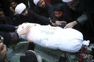 مراسم تدفین پیکر پاک شهید گمنام دفاع مقدس در مدرسه علمیه خواهران حضرت آمنه