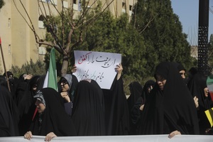 تجمع دانشجویان دانشگاه قم در محکومیت هتک حرمت پرچم جمهوری اسلامی ایران و مقدسات