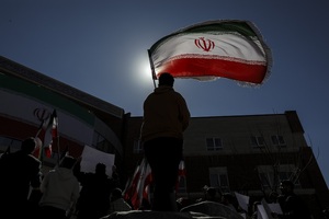 تجمع دانشجویان دانشگاه قم در محکومیت هتک حرمت پرچم جمهوری اسلامی ایران و مقدسات