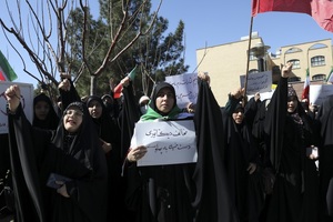 تجمع دانشجویان دانشگاه قم در محکومیت هتک حرمت پرچم جمهوری اسلامی ایران و مقدسات