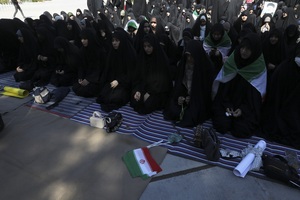 تجمع دانشجویان دانشگاه قم در محکومیت هتک حرمت پرچم جمهوری اسلامی ایران و مقدسات