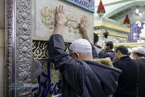 غم و اندوه زائران حضرت امام رضا (ع) در پی اعلام خبر شهادت رهبر معظم انقلاب