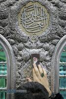 غم و اندوه زائران حضرت امام رضا (ع) در پی اعلام خبر شهادت رهبر معظم انقلاب