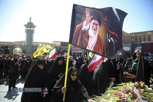 ادای احترام به یادمان رهبر شهید انقلاب در حرم حضرت معصومه (س)