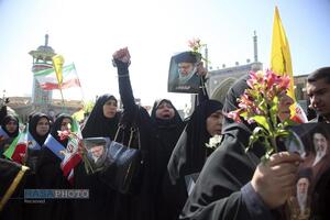 ادای احترام به یادمان رهبر شهید انقلاب در حرم حضرت معصومه (س)