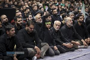 مراسم عزاداری شب تاسوعا در جوار محل شهادت رهبر شهید انقلاب اسلامی